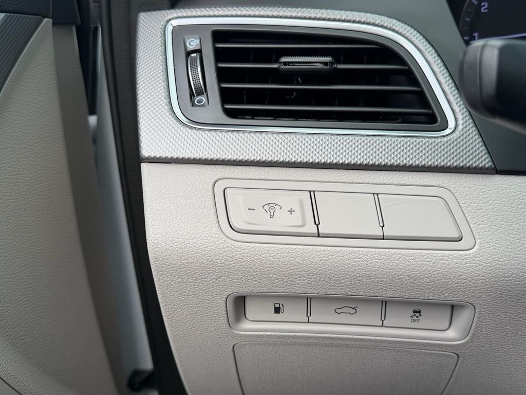 Used 2015 White Hyundai SE image 24