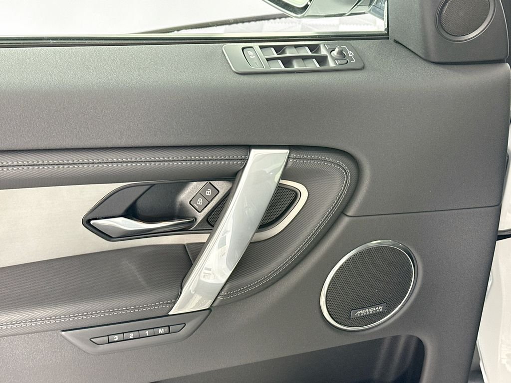New 2025 Fuji White Land Rover SE image 19