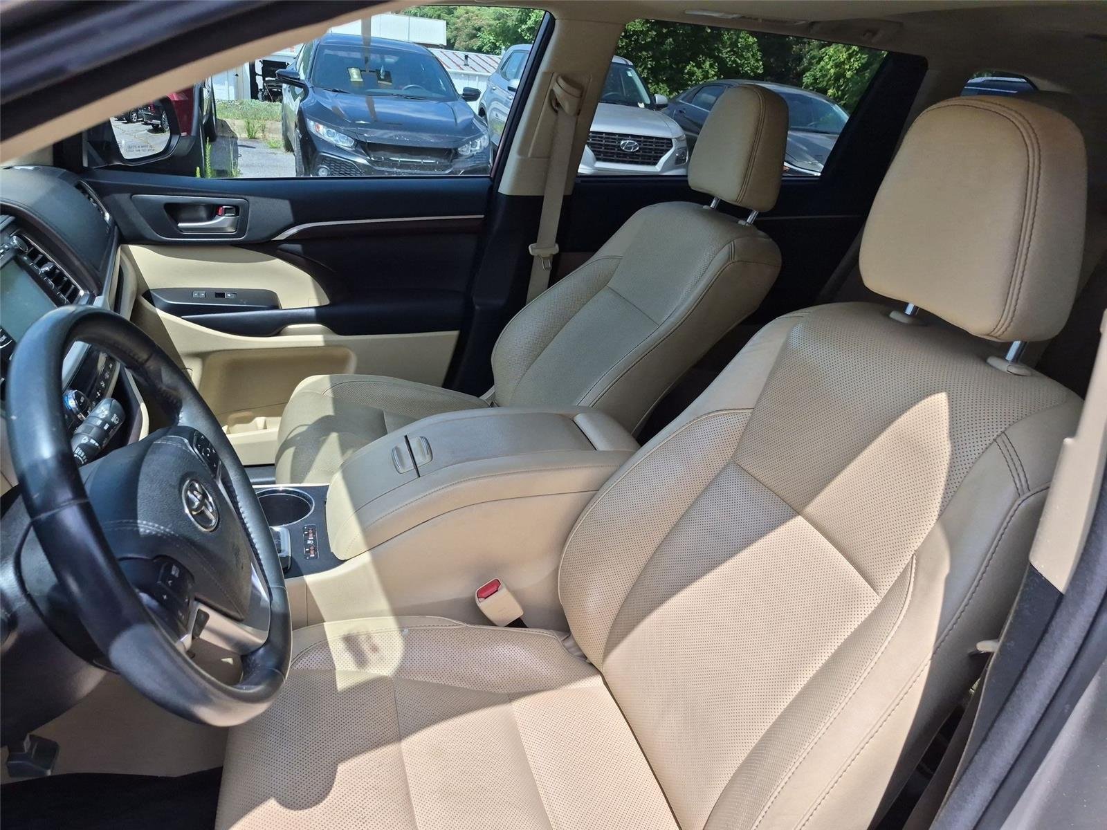 Used 2016  Toyota Limited image 18