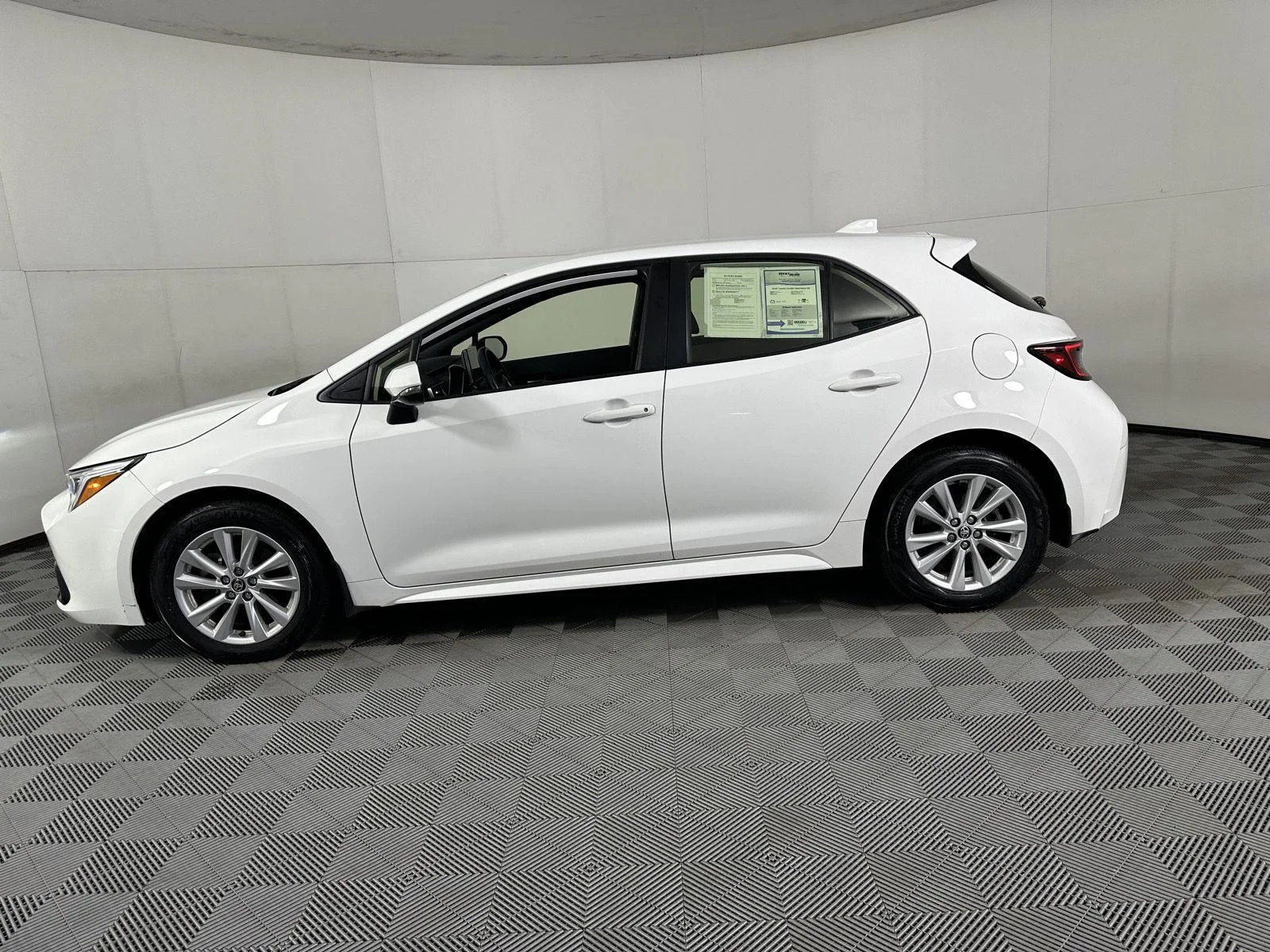 Used 2024 Ice Cap Toyota SE image 30