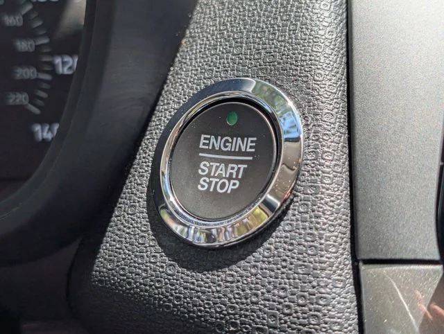 Used 2018 White Platinum Clearcoat Metallic Ford SE image 21
