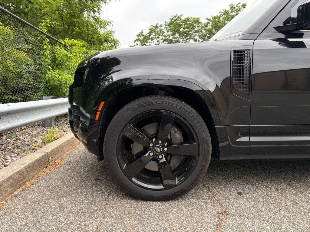 Certified Used 2023 Black Land Rover X-Dynamic SE image 9