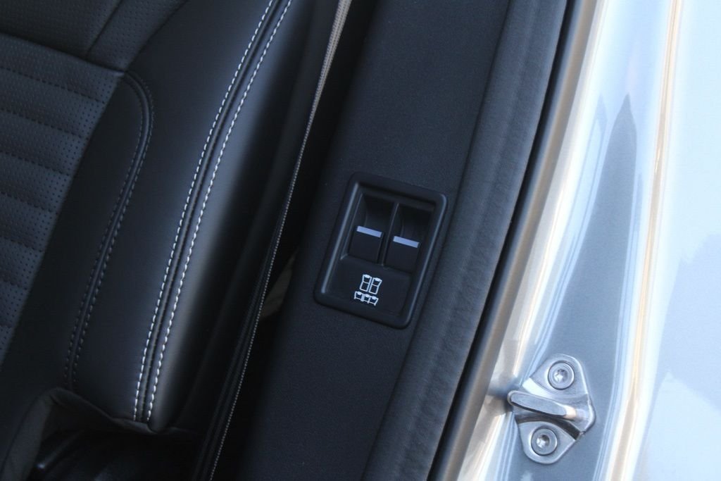 Used 2025  Land Rover Dynamic SE image 38