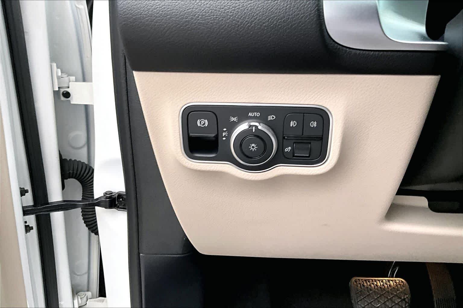 Certified Used 2025 Polar White Mercedes-Benz GLB 250 image 35