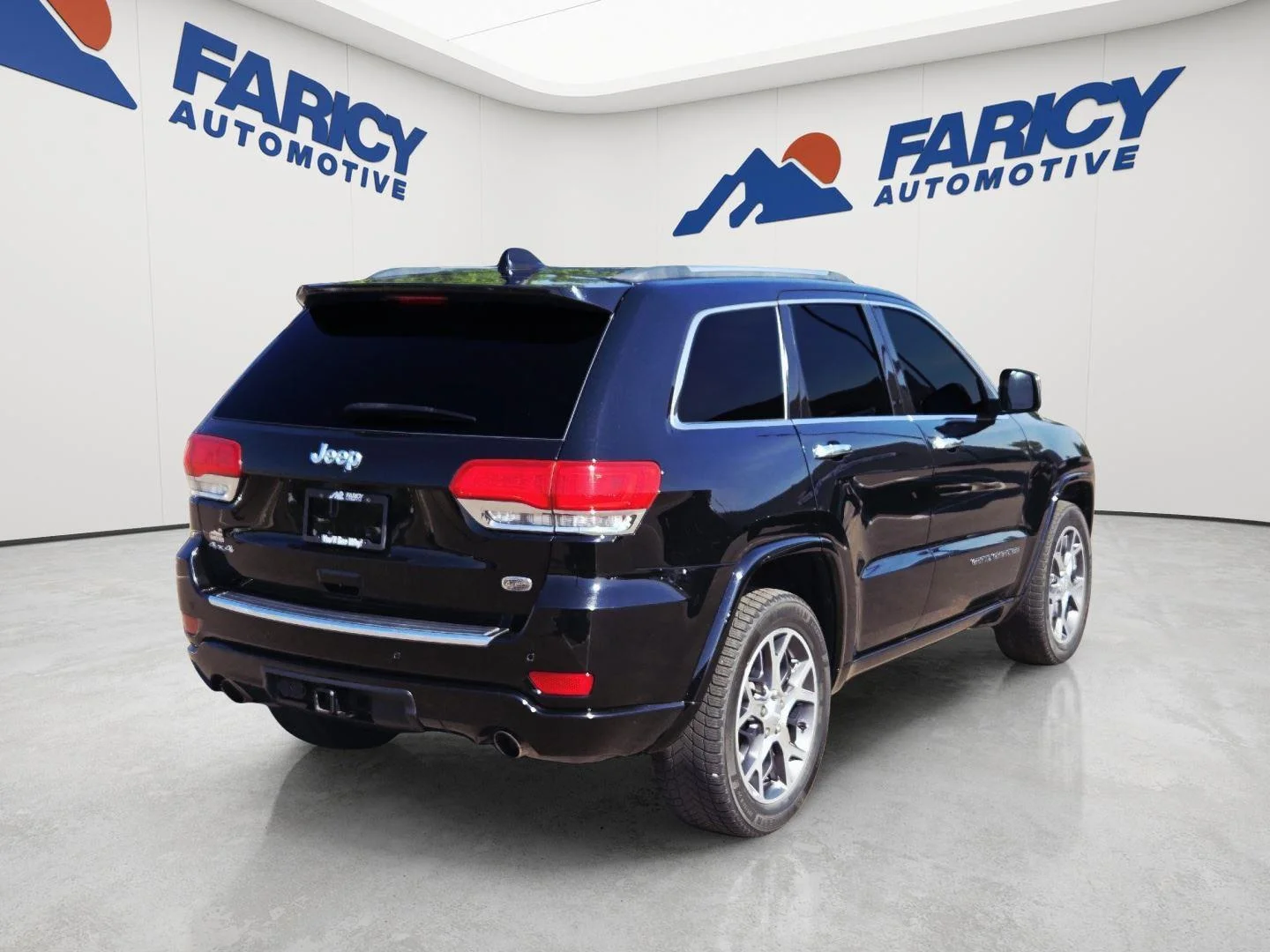 Used 2019 Diamond Black Crystal Pearlcoat Jeep Overland image 5
