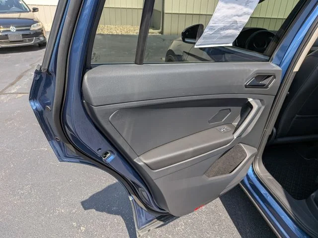 Used 2018 Blue Volkswagen 2.0T SEL image 21