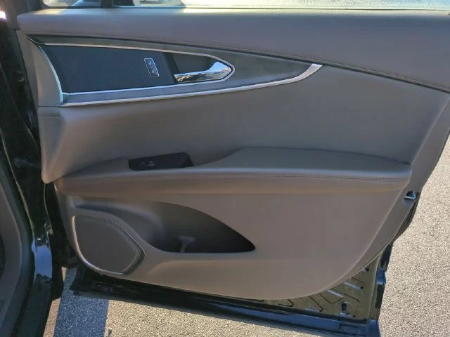 Used 2018 Black Lincoln Reserve image 33