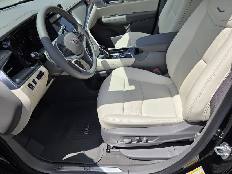 Used 2025 Black Metallic CADILLAC FWD 4DR PREMIUM LUXURY image 12