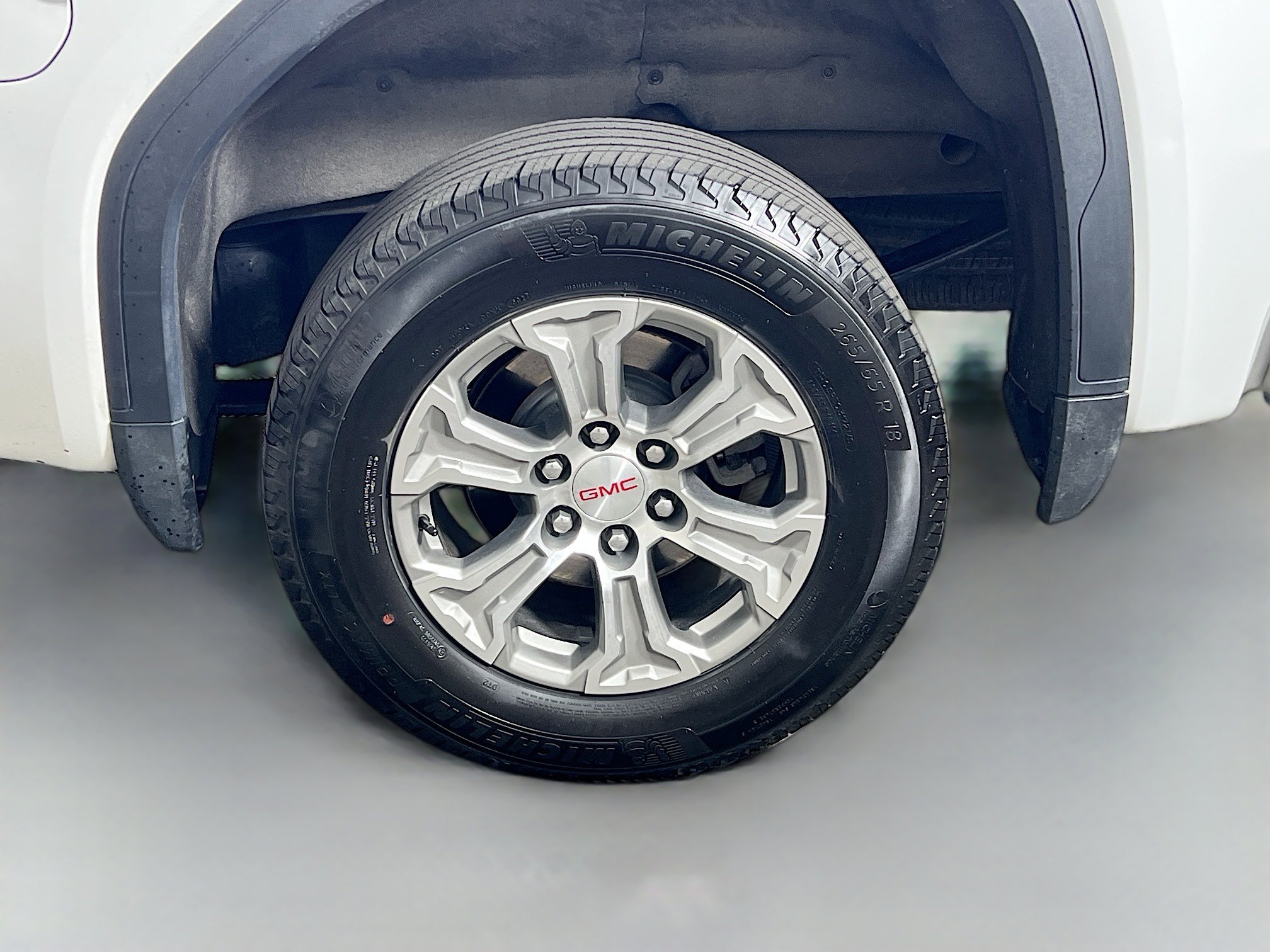 Used 2025 Summit White GMC SLT image 36