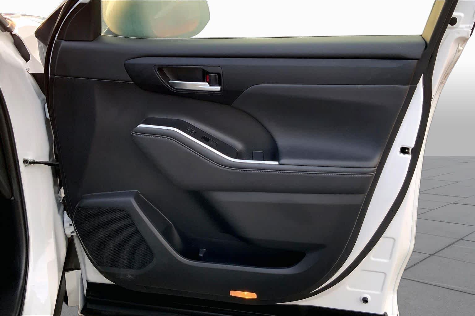Used 2023 Wind Chill Pearl Toyota XLE image 22