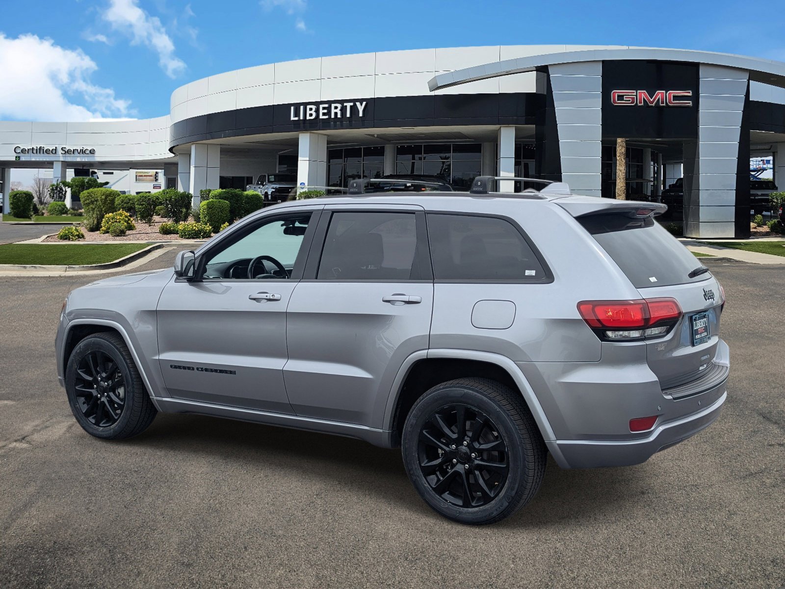 Used 2021 Billet Silver Metallic Clearcoat Jeep Laredo X image 28