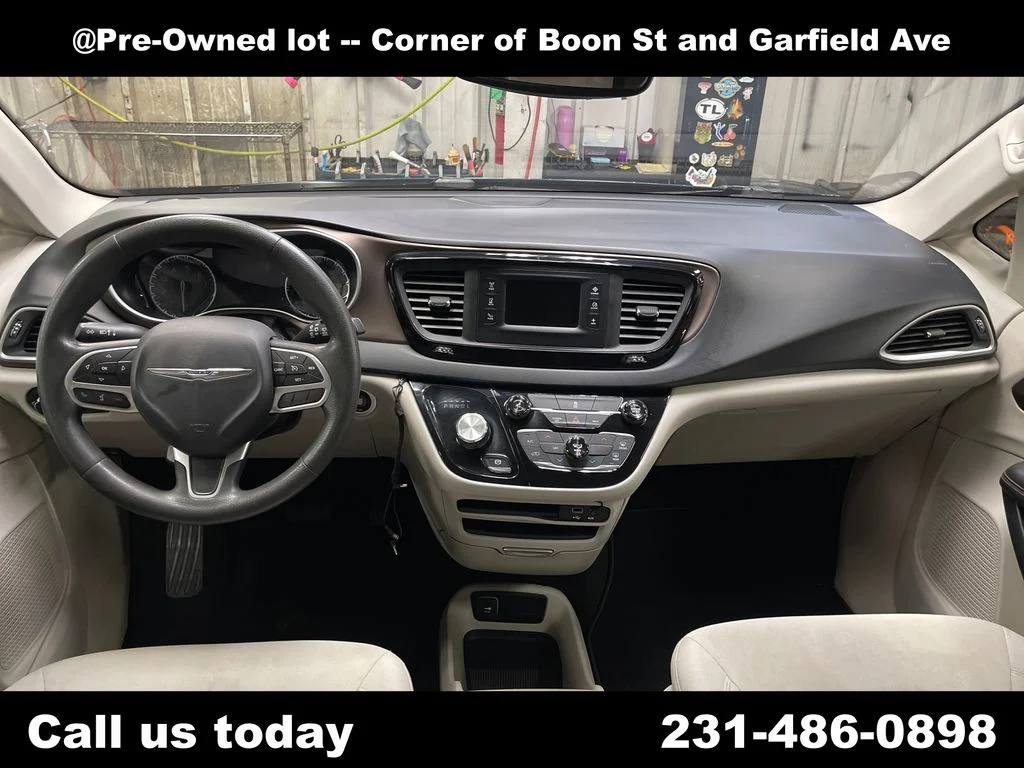 Used 2017 Blue Chrysler LX image 18