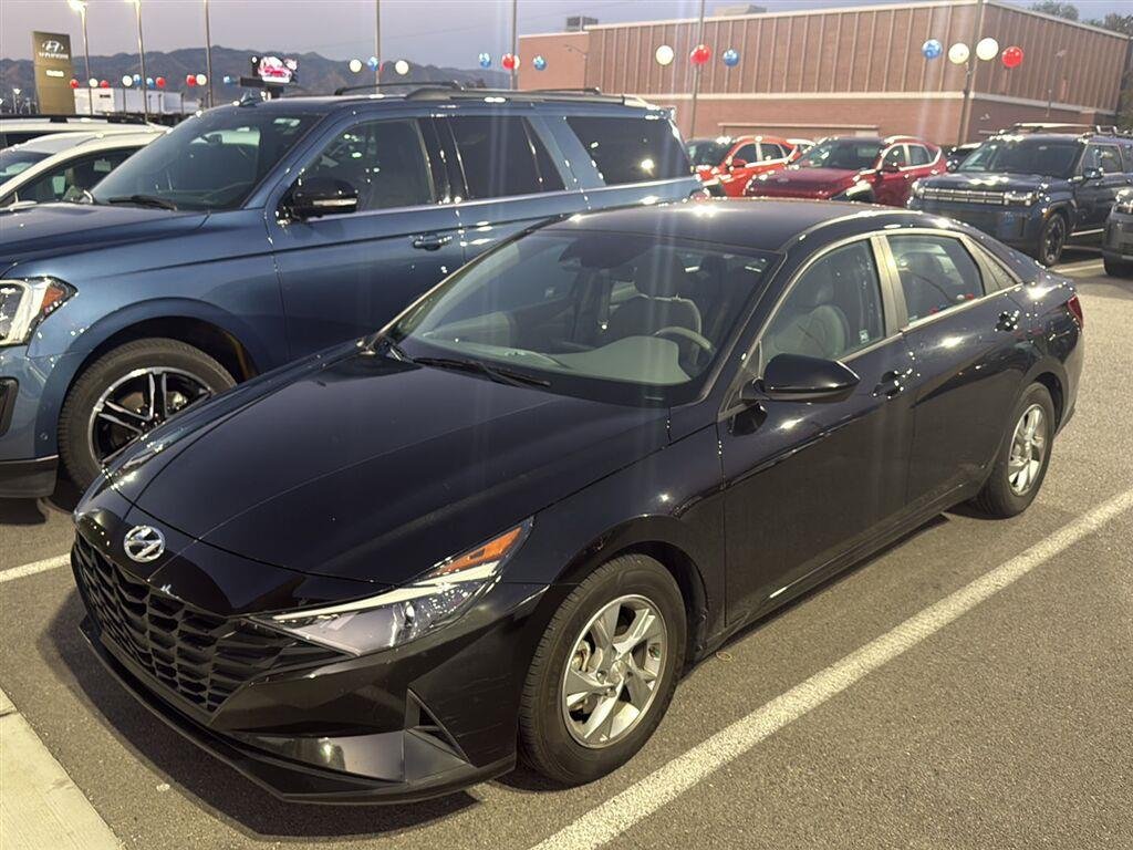 Used 2022 Phantom Black Hyundai SE image 1