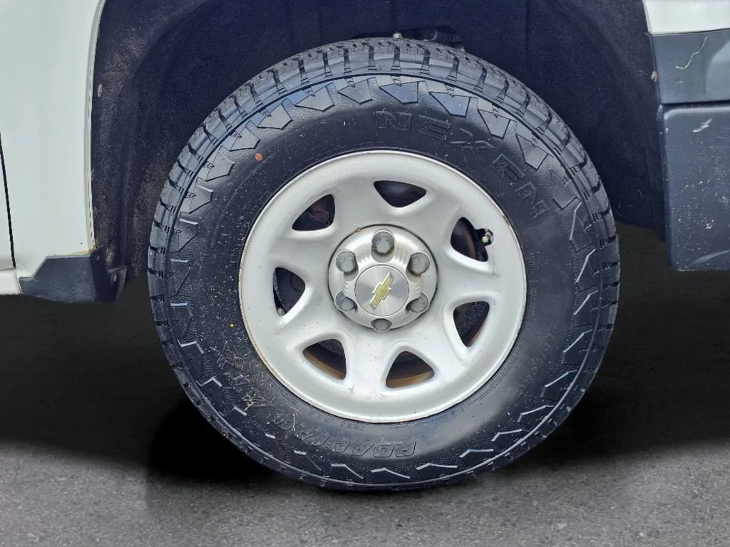 Used 2015 SUMMIT WHITE Chevrolet Work Truck image 6