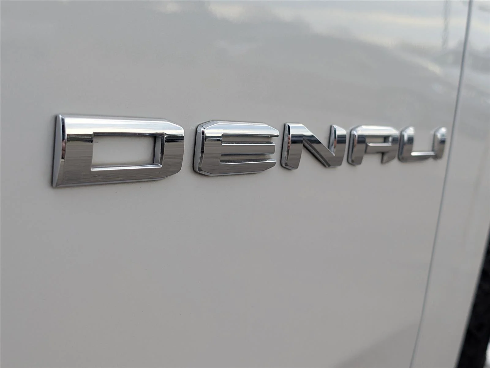 Used 2022 White Frost Tricoat GMC Denali image 40