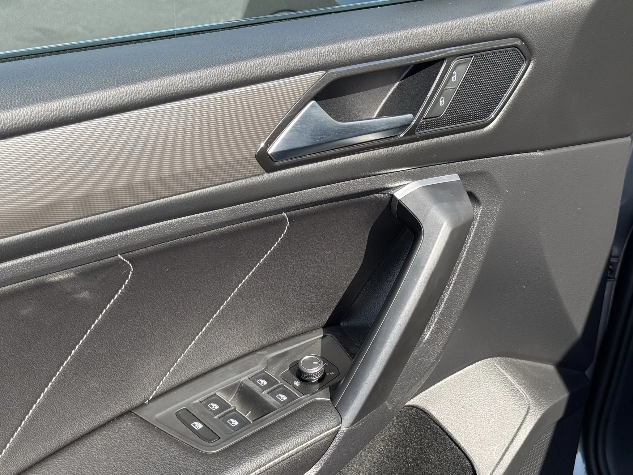 Used 2023 Platinum Gray Metallic Volkswagen SE image 19