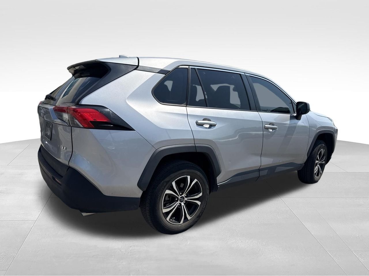 Used 2022 Silver Toyota LE image 5