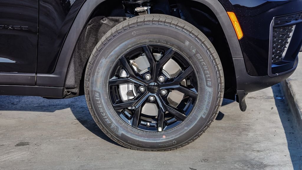 New 2026 Diamond Black Jeep Altitude image 11