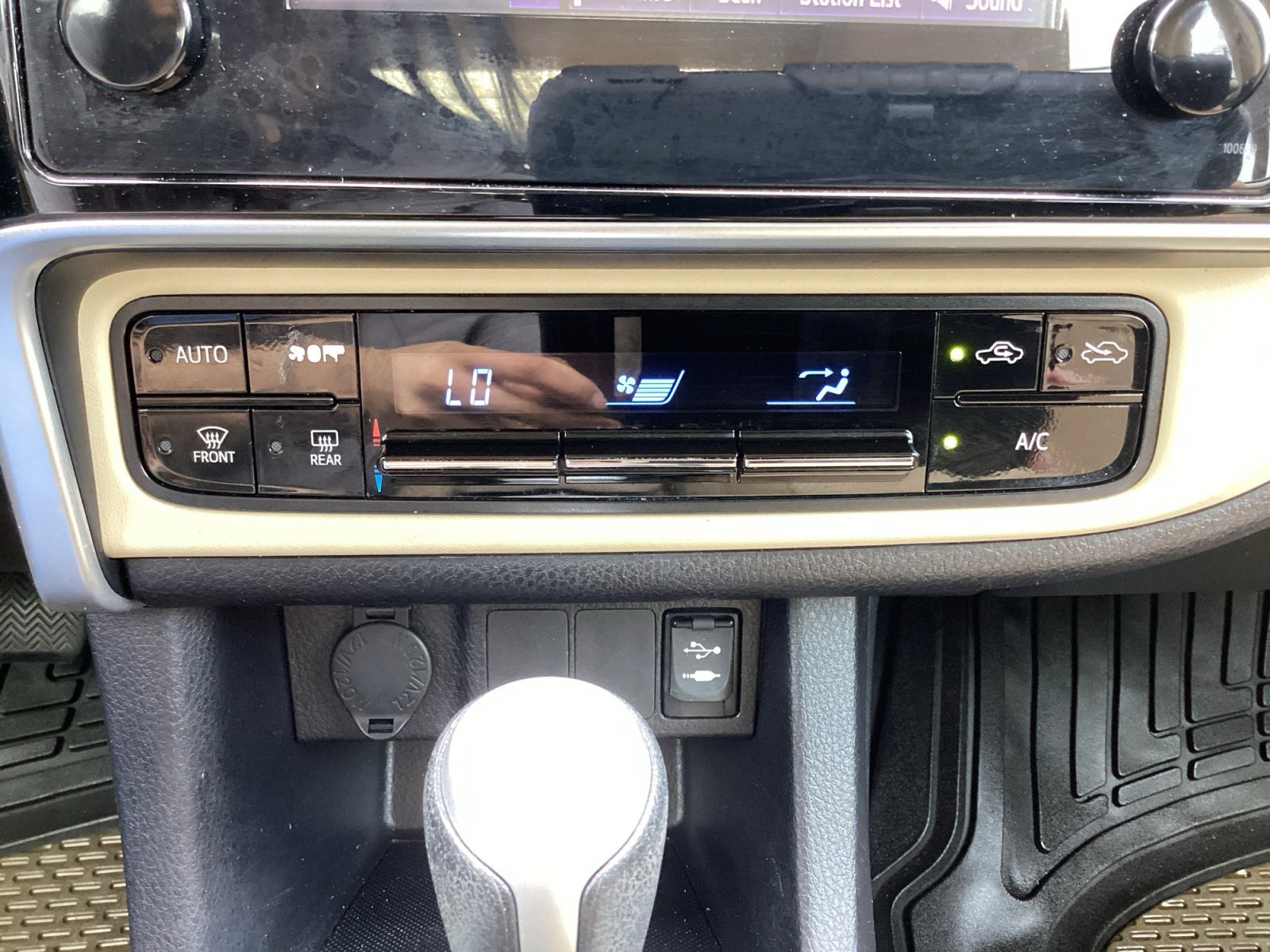 Used 2017 White Toyota LE image 20