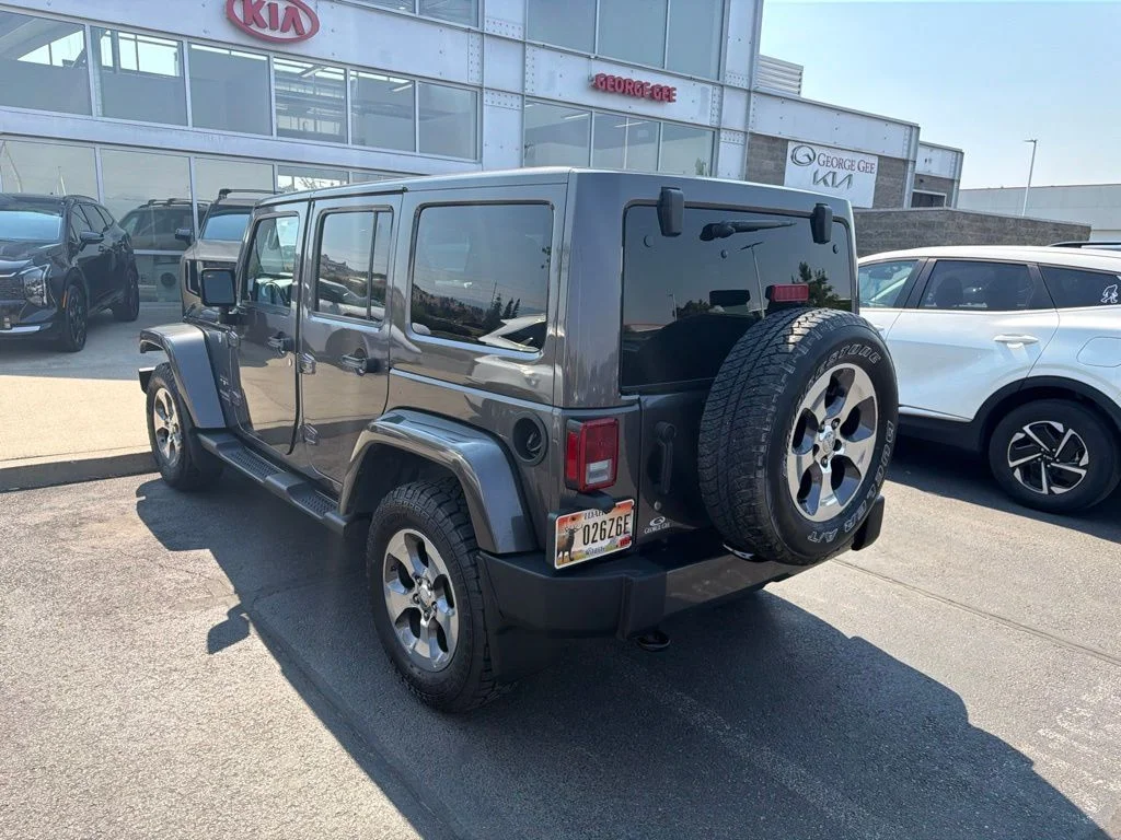 Used 2016 Gray Jeep Unlimited Sahara image 3