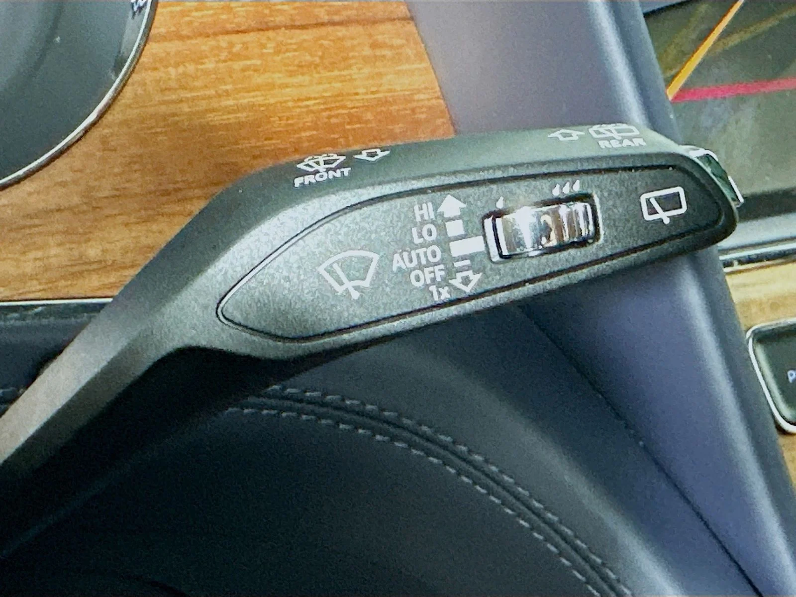 Used 2023 Silver Bentley  image 23