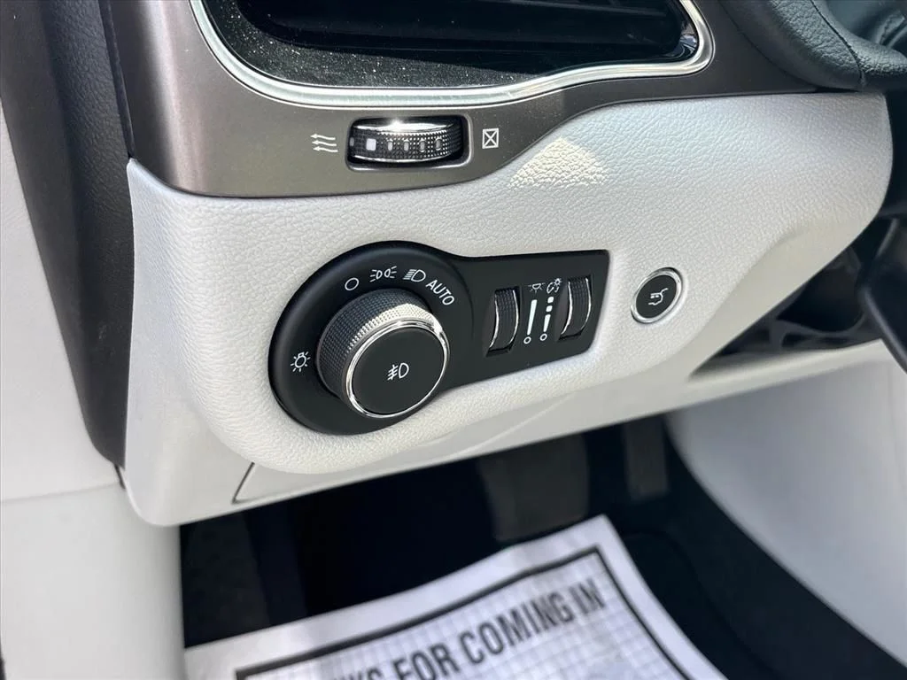Used 2022 Silver Jeep Limited image 9