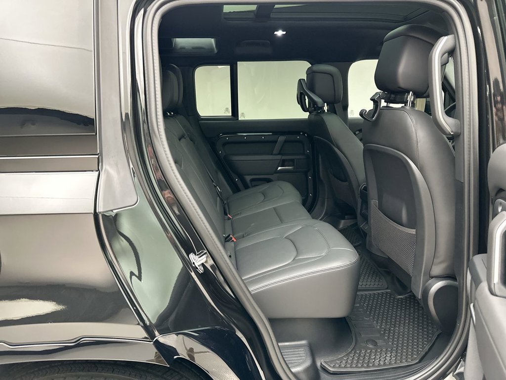 New 2026 Santorini Black Land Rover X-Dynamic SE image 7
