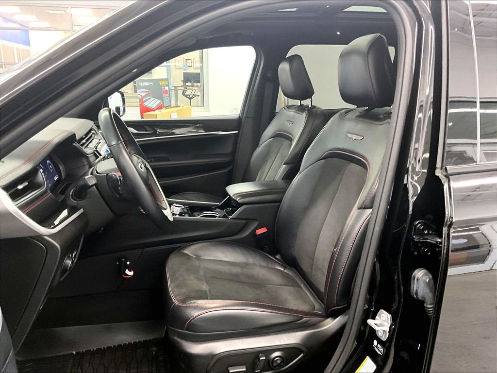 Used 2022 Diamond Black Crystal Pearlcoat Jeep Trailhawk image 10