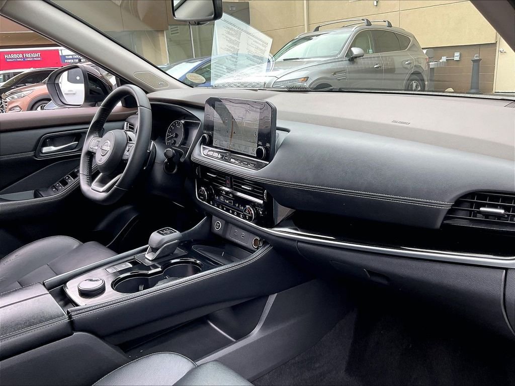 Used 2023 Pearl White Tricoat/Super Black Nissan SL image 14