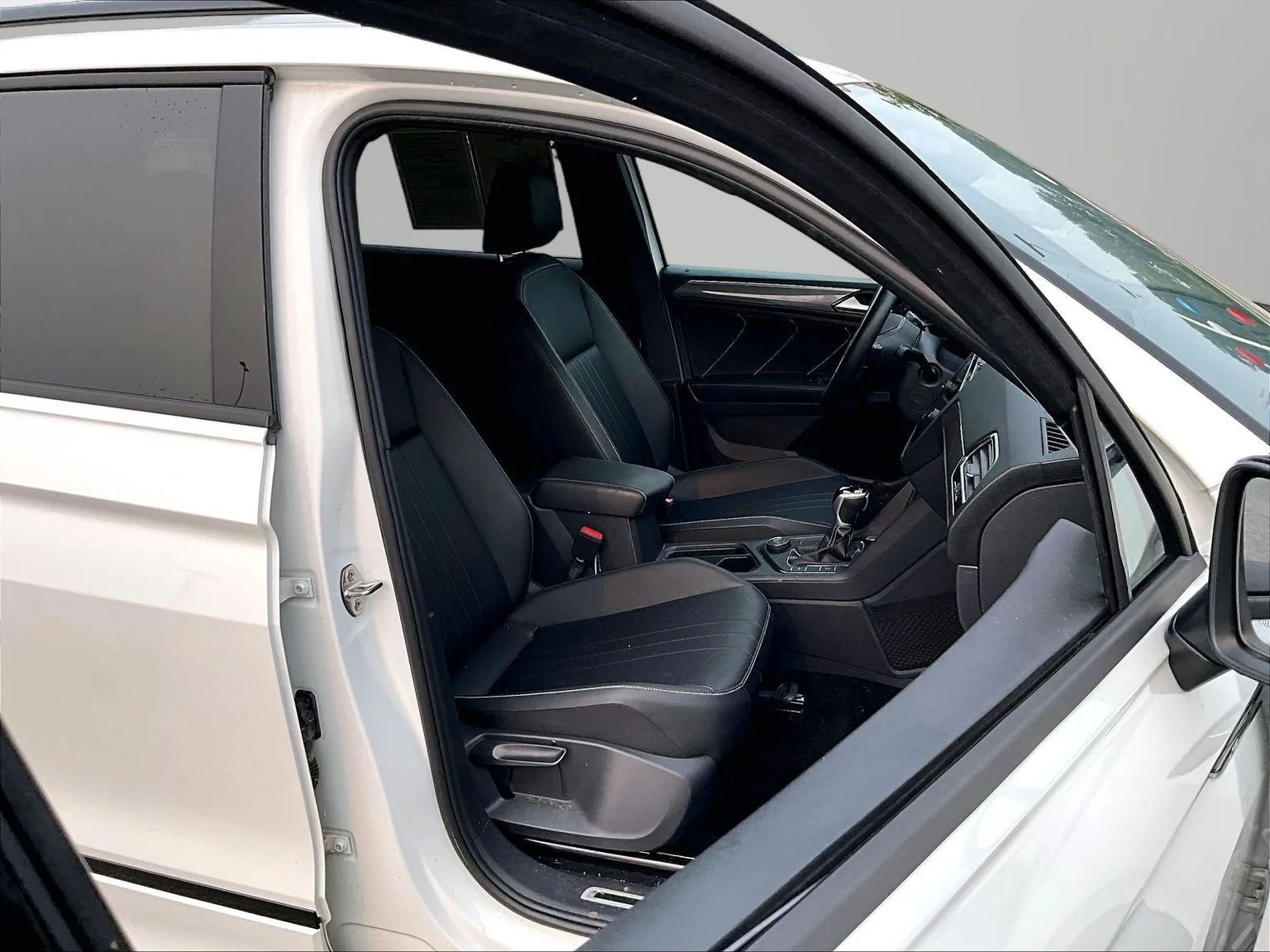 Used 2023 White Volkswagen 2.0T SE R-Line Black image 8