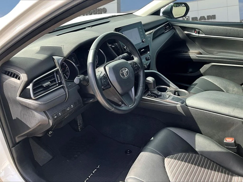 Used 2022 White Toyota SE Nightshade image 19