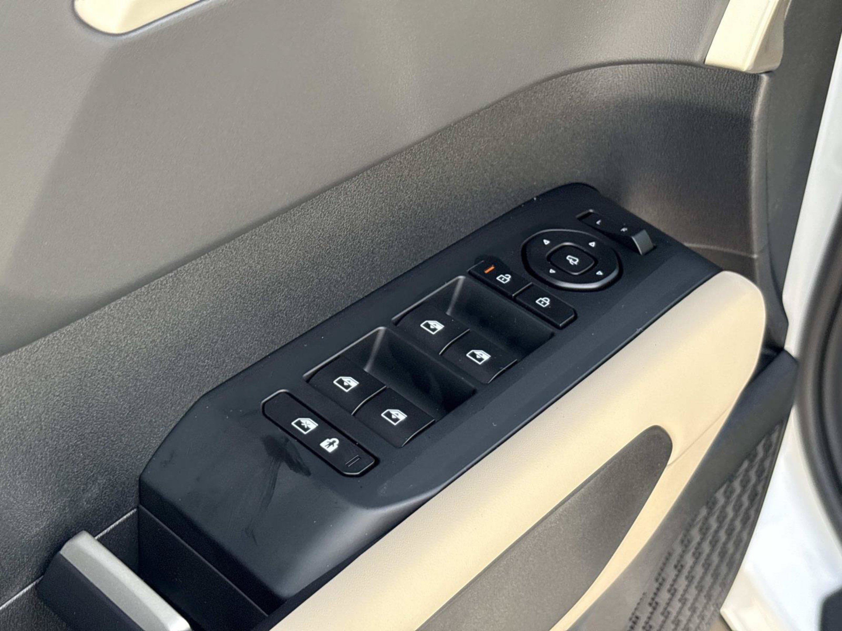 New 2027 Glacial White Pearl Kia EX image 19