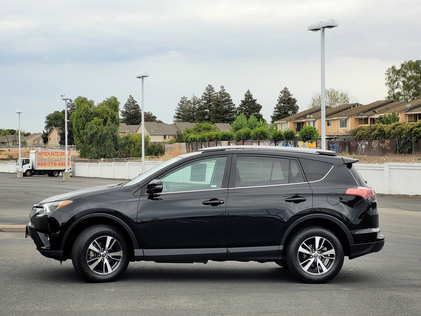 Used 2017  Toyota XLE image 7