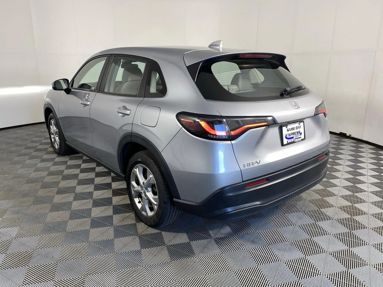 Used 2024 Lunar Silver Metallic Honda LX image 5