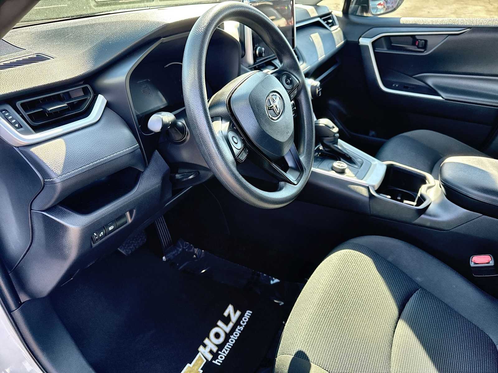 2025 Toyota RAV4 LE - Photo 32