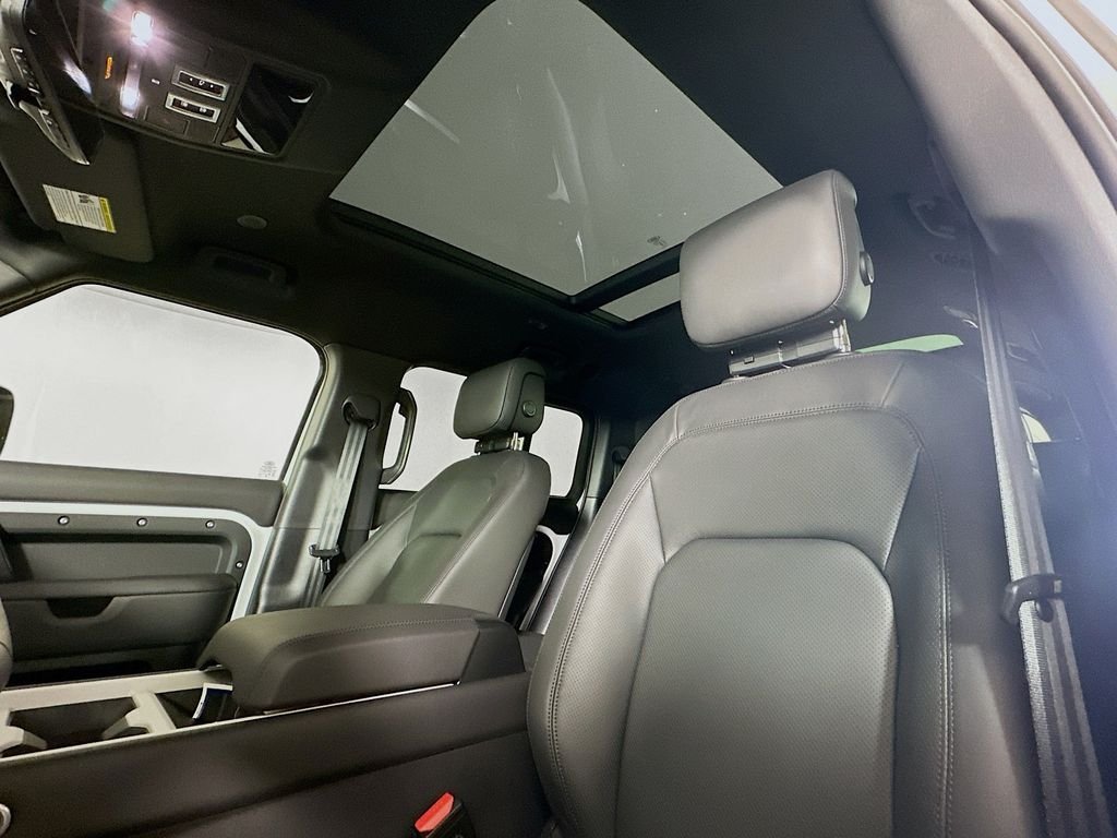 New 2026 Fuji White Land Rover X-Dynamic SE image 16