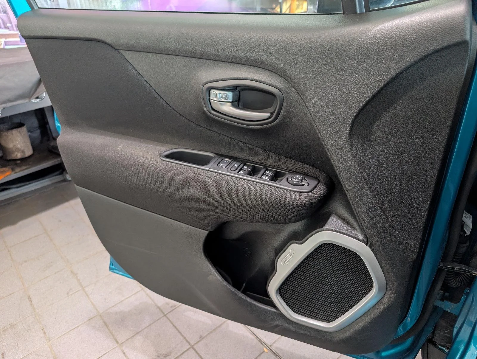 Used 2021 Bikini Metallic Clearcoat Jeep Latitude image 16