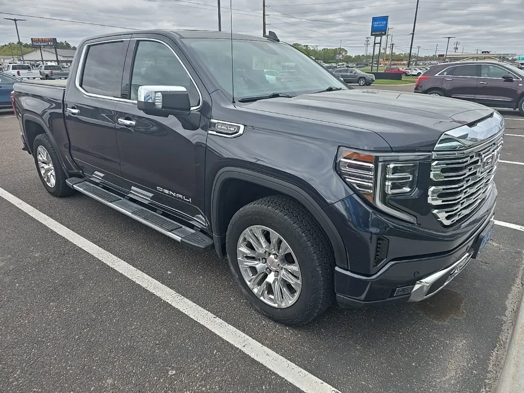 2022 GMC Sierra 4WD Crew Cab Short Box Denali's photo