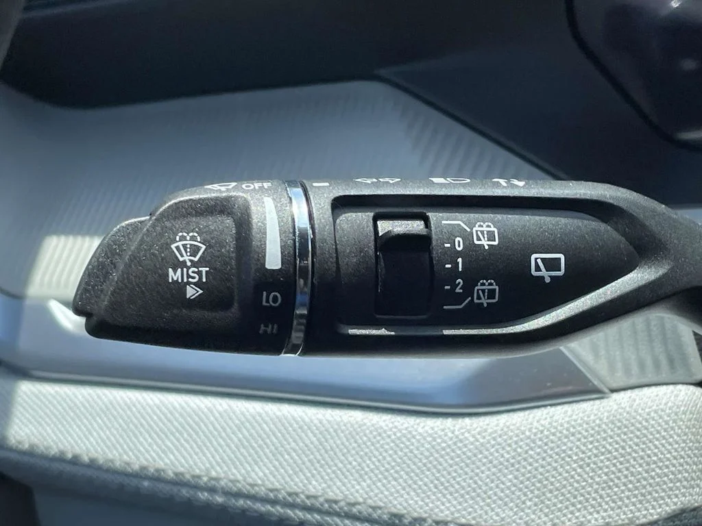 New 2026 Diamond Black Crystal Pearlcoat Jeep Laredo image 32