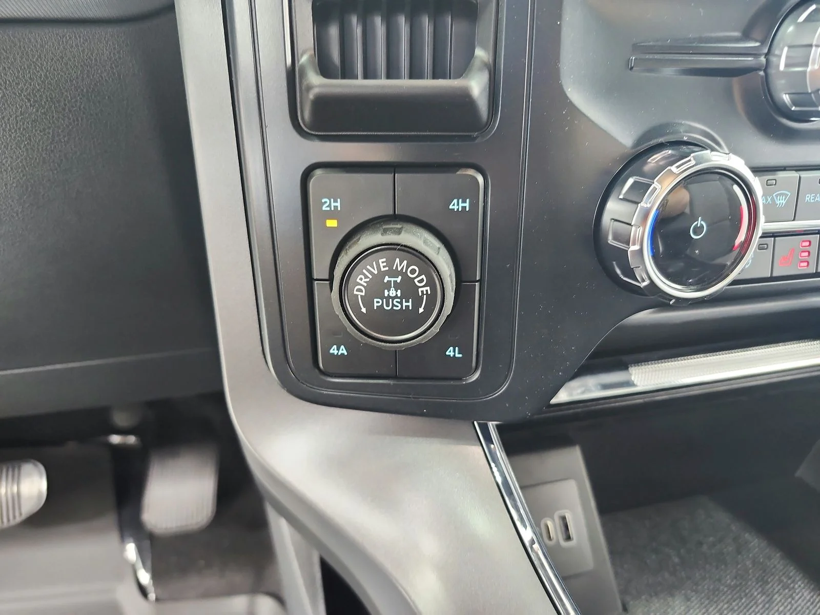 New 2026 Star White Metallic Tri-Coat Ford Lariat® image 28