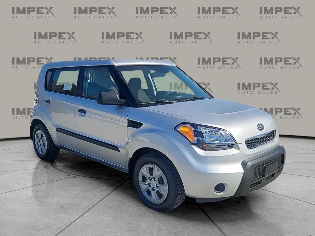 Used 2010 Silver Kia Base image 3