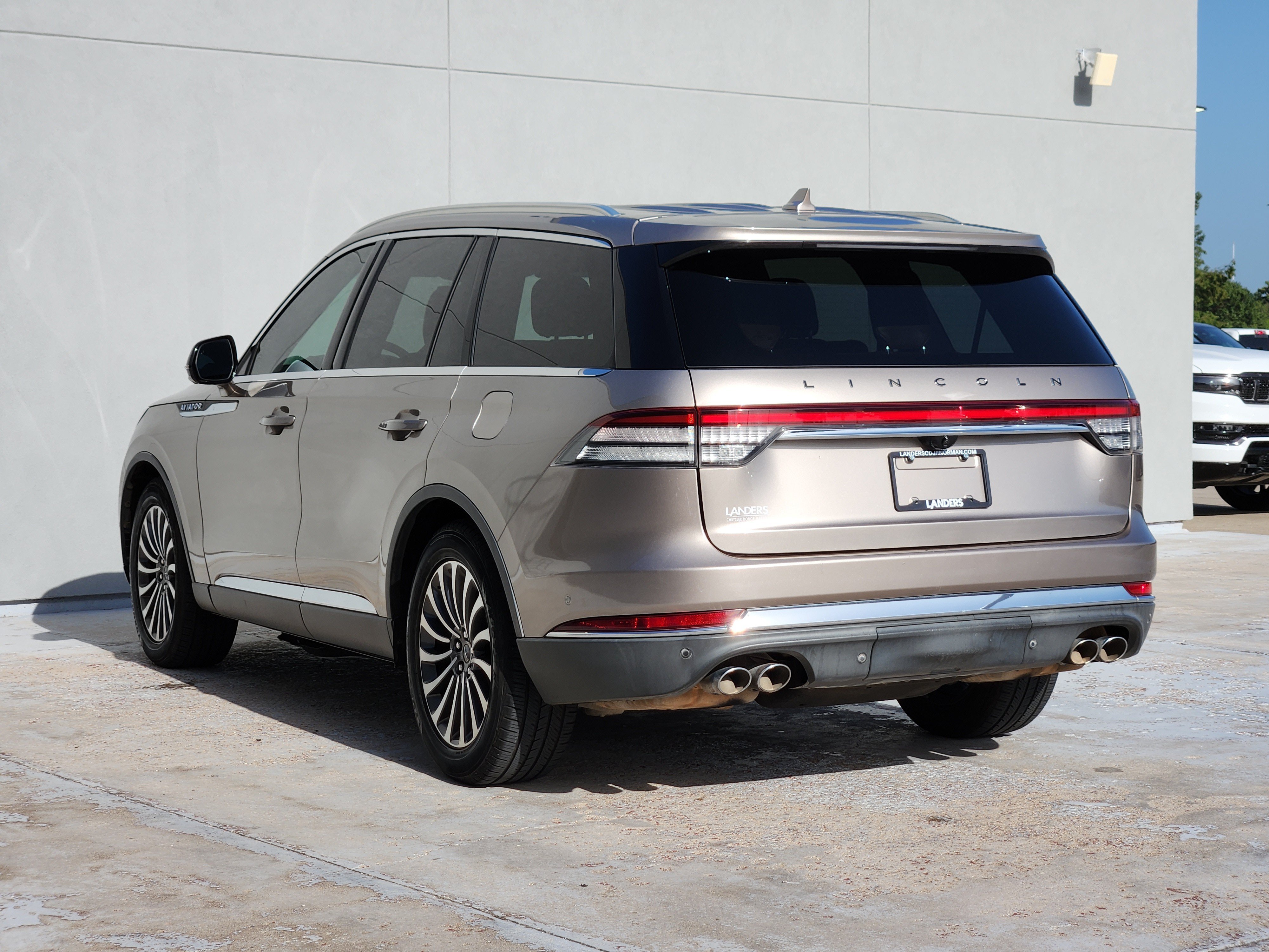 Used 2020 Iced Mocha Metallic Premium Colorant Lincoln Reserve image 6
