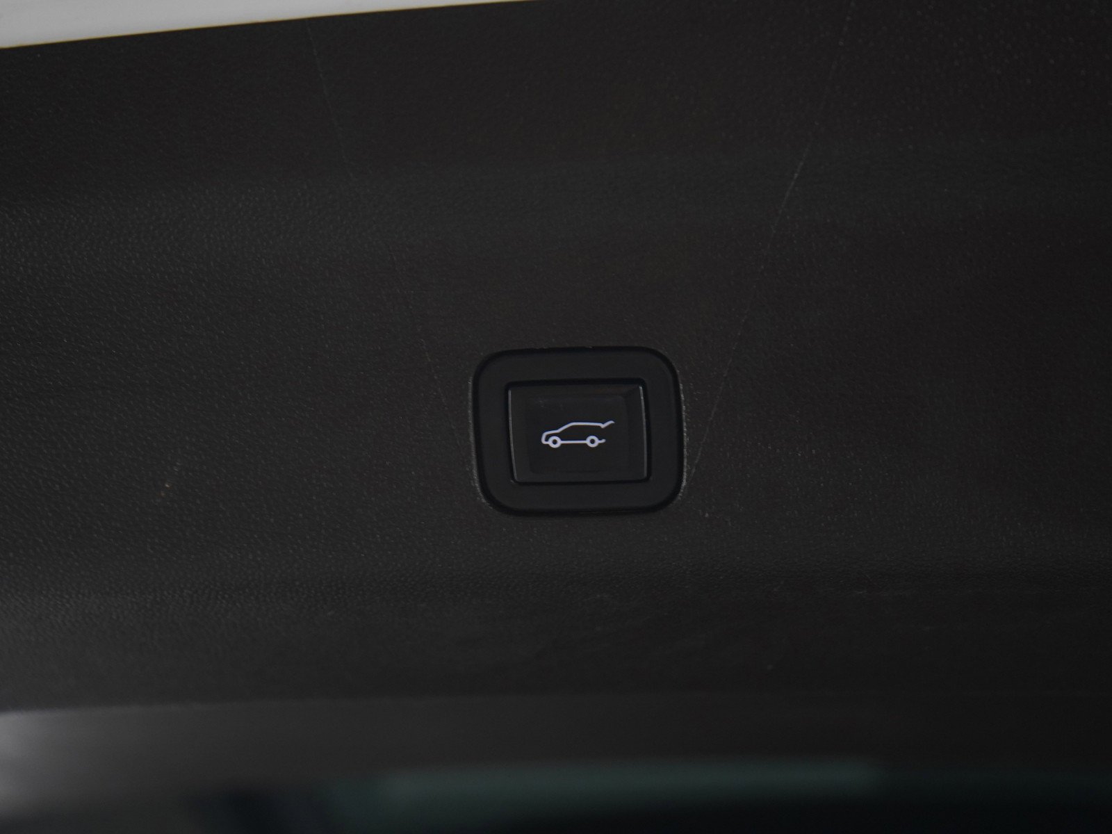 Used 2025 Summit White GMC Elevation image 18