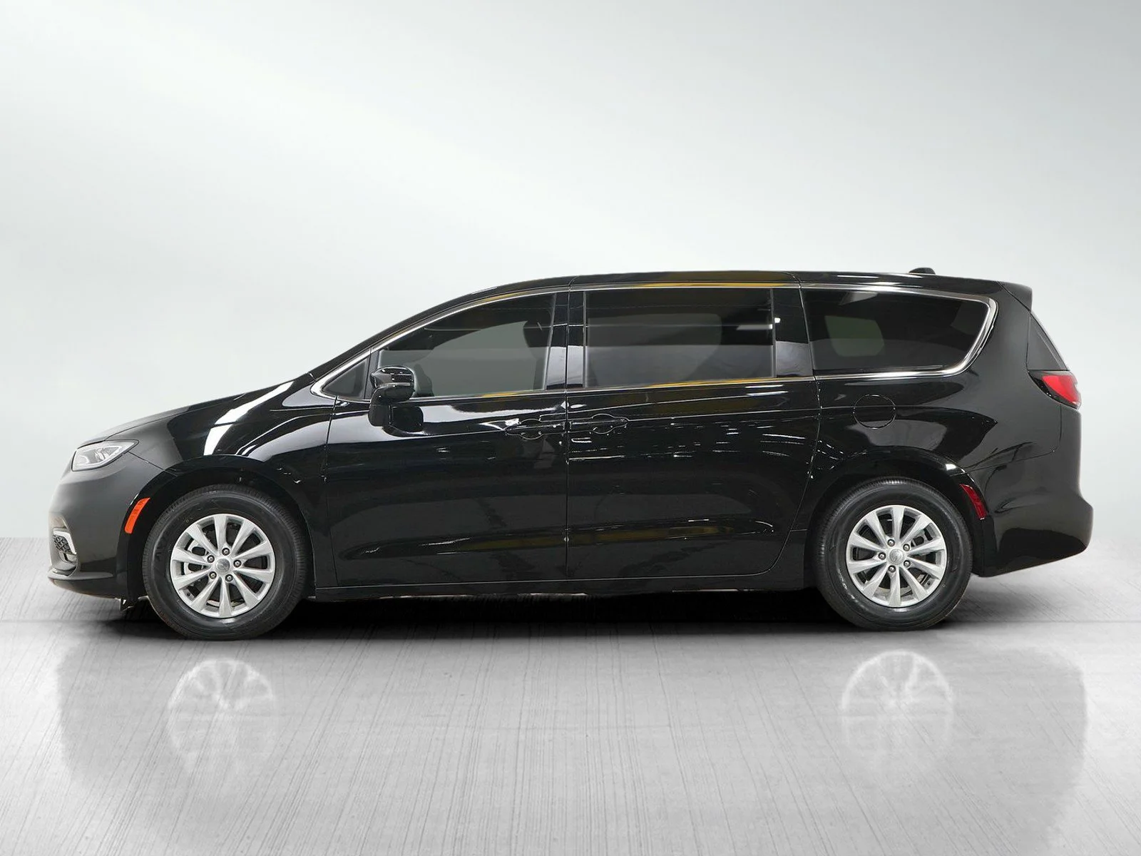 Used 2025 Chrysler Pacifica Select with VIN 2C4RC1BG2SR585011 for sale in South Saint Paul, Minnesota