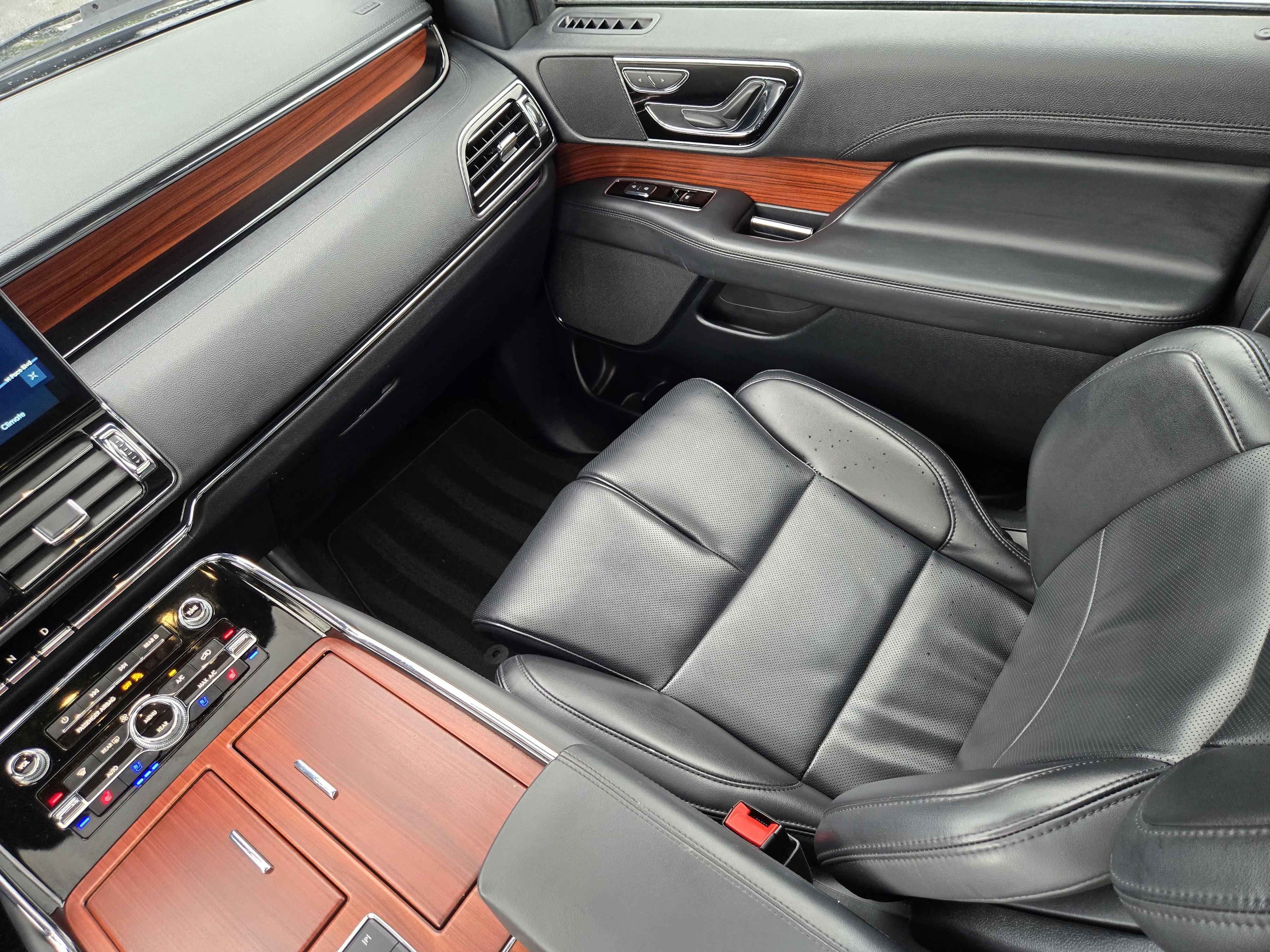 Used 2024 Black Metallic Lincoln Premiere image 18