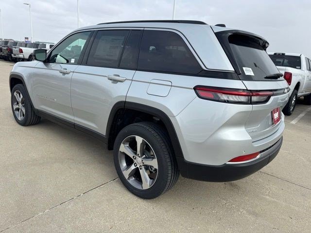 New 2026 Silver Zynith Exterior Paint Jeep Limited image 4