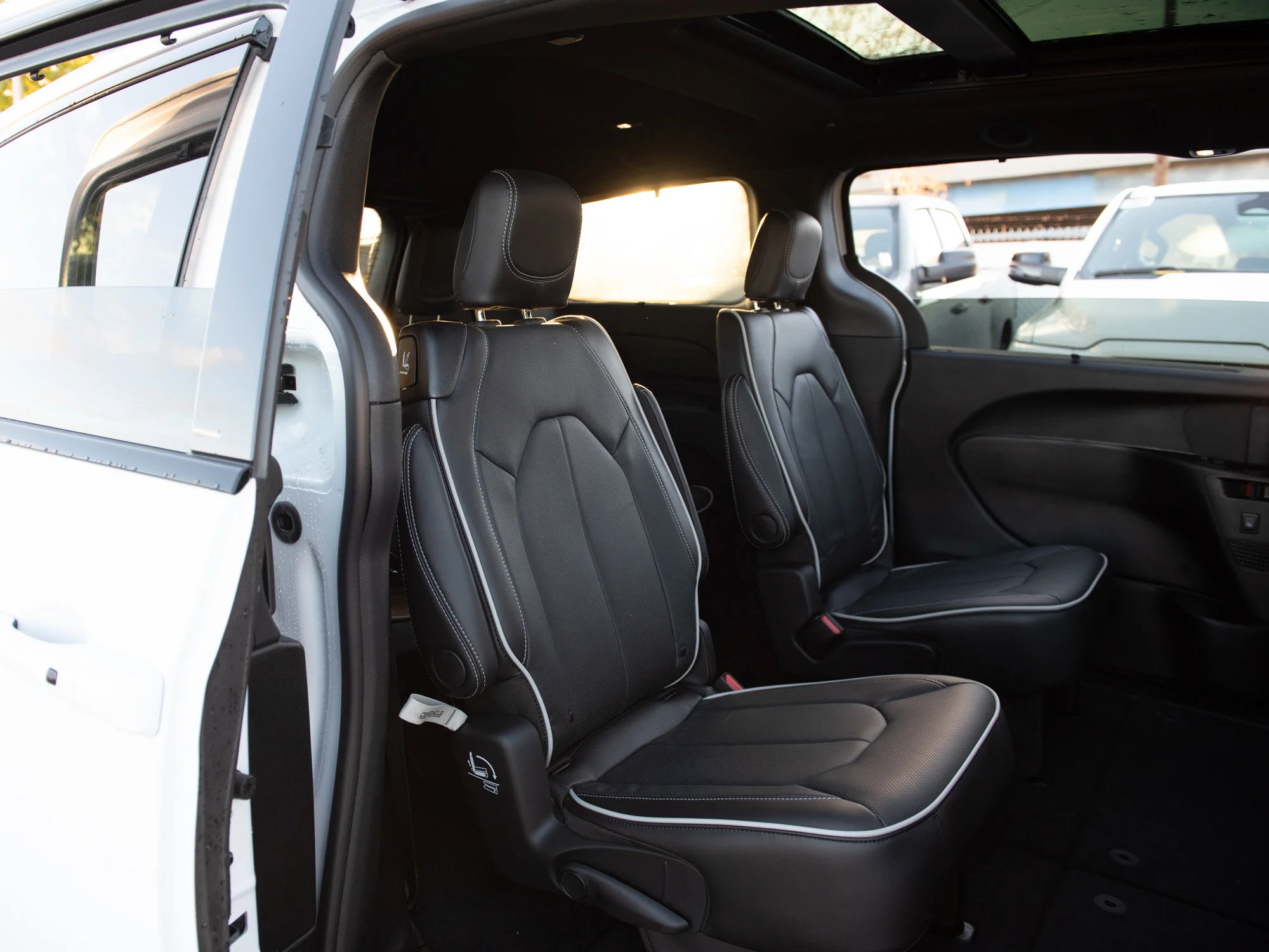 Used 2025 White Chrysler Limited* AWD, Safety Sphere, Panoramic Sunroof, Cooled/Heated Leather image 25
