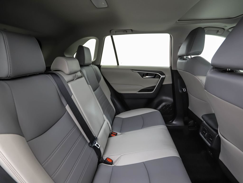 Used 2025 Pearl Toyota XLE Premium image 25