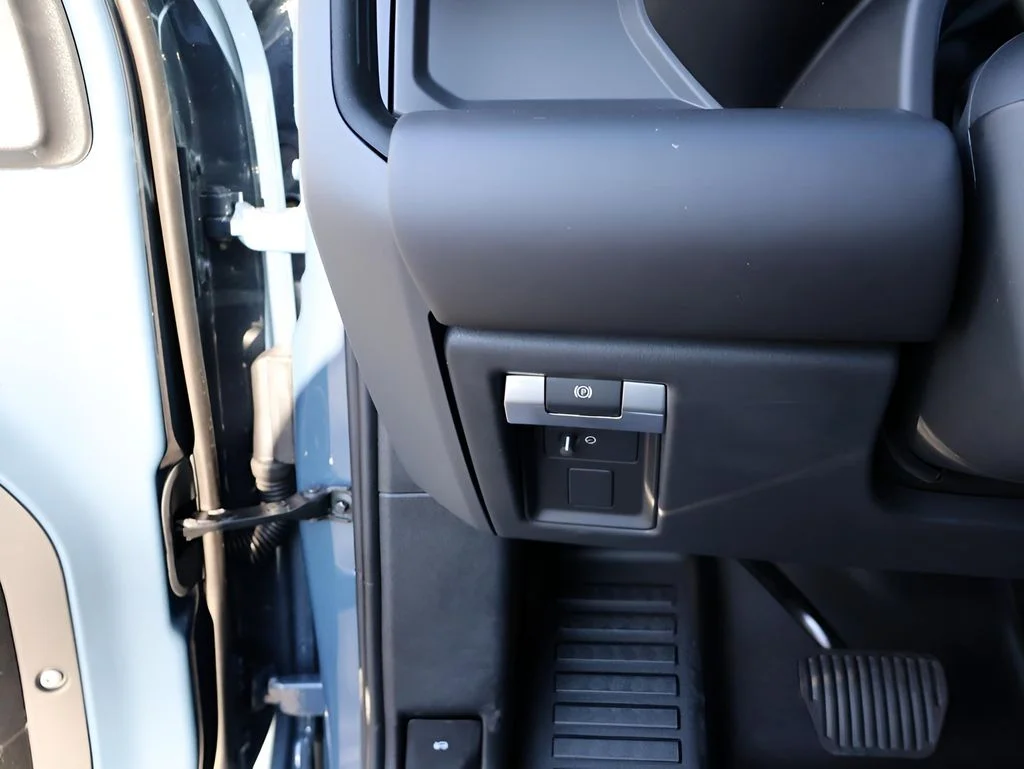 New 2026 Tasman Blue Land Rover X-Dynamic SE image 34