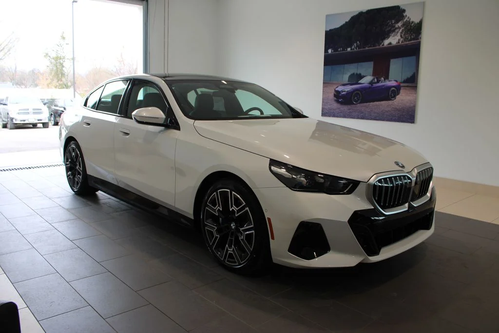New 2026 Mineral White Metallic BMW 550e xDrive image 2